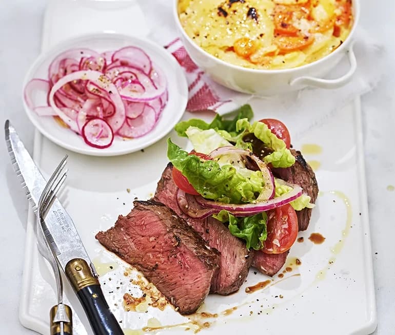 Pepparstekt rostas, rotfruktsgratäng och picklad rödlök | Recept ICA.se