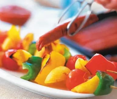 Grillad korv med potatis och grönsaksspett | Recept ICA.se Grillade grönsaksspett med sting | Recept ICA.se