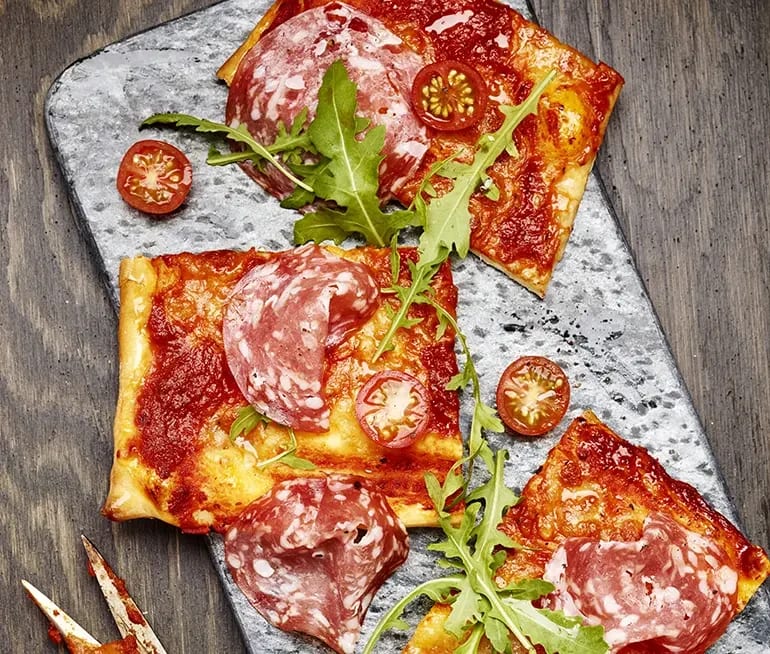 Pizza med salami, mozzarella och rucolasallad Recept ICA.se