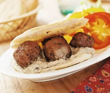Kottbullar I Pitabrod Med Auberginerora Recept Ica Se En god aubergineroera gjord av grillade groensaker, smaken blir haerligt roekig och mustig. kottbullar i pitabrod med auberginerora