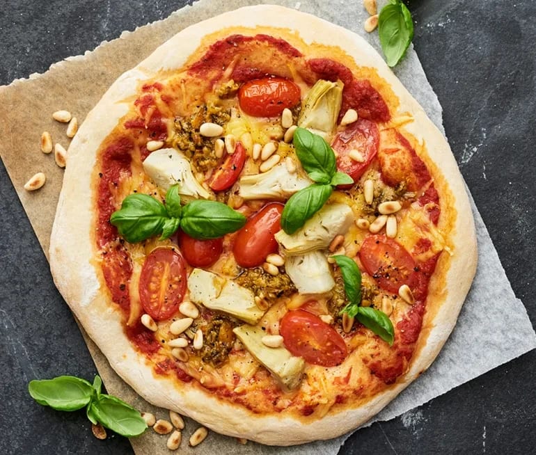 Vegansk pizza med tapenade, kronärtskocka och pinjenötter-image