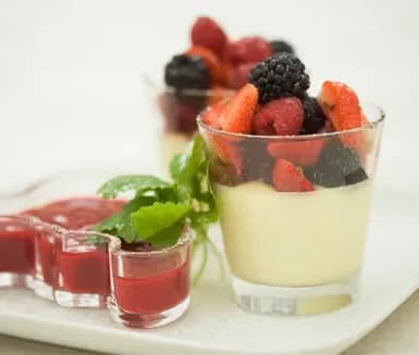 vit chokladmousse med limemarinerade hallon vit chokladmousse med limemarinerade hallon