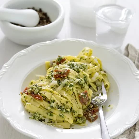 lax pasta pesto soltorkade tomater
