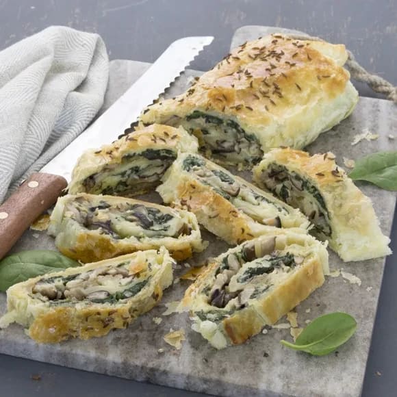 Inbakad smördegsrulle med svamp och cheddar | Recept ICA.se