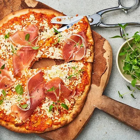 Pizza med rostad paprika, fetaost, prosciutto och oregano Recept ICA.se