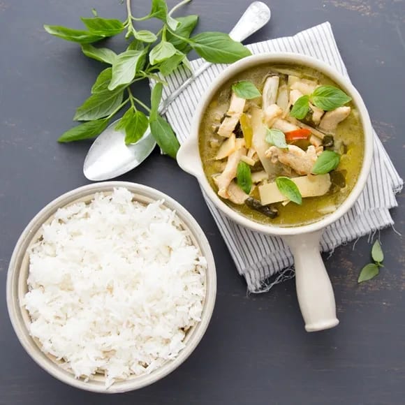 Kyckling med fried rice och sweet chili sauce Recept ICA.se