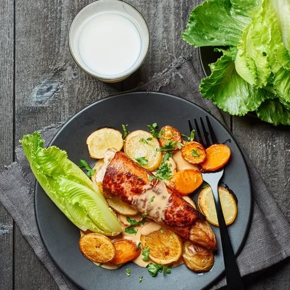 Baconlindad kalkon med rostade rotfrukter Recept ICA.se