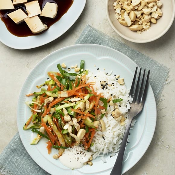Riven morotsallad med apelsindressing och tofu | Recept ICA.se