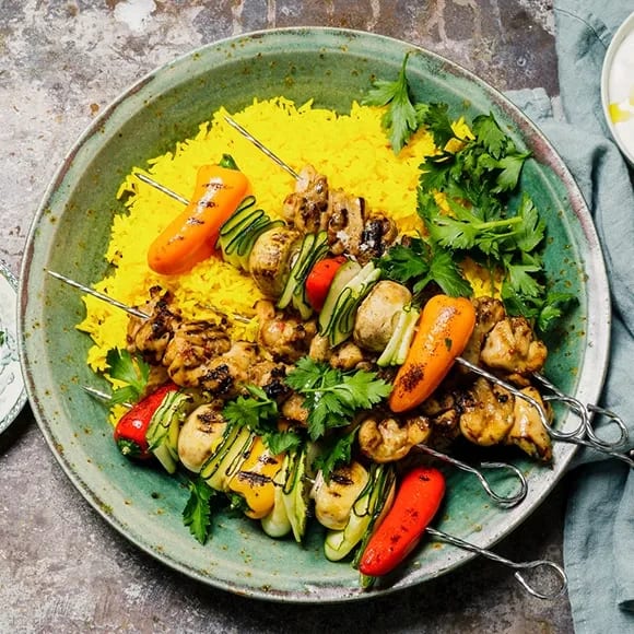 Harissamarinerad kyckling på spett med saffransris | Recept Grillade grönsaksspett med sting | Recept ICA.se