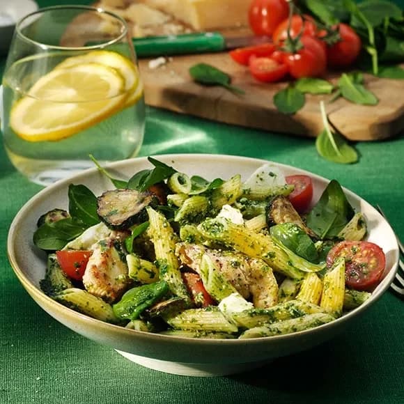 Snabb Pasta Pesto Med Gronsaker Och Kyckling Recept Ica Se Servera kyckling pesto & zucchini pastan med lite parmesanost pa pesto. snabb pasta pesto med gronsaker och kyckling