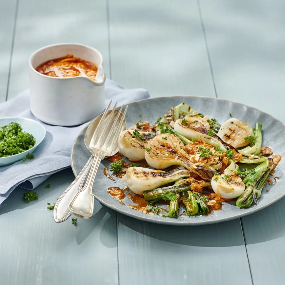 Grillad färsk lök med mandelvinägrette | Recept ICA.se Grillad zucchini | Recept ICA.se