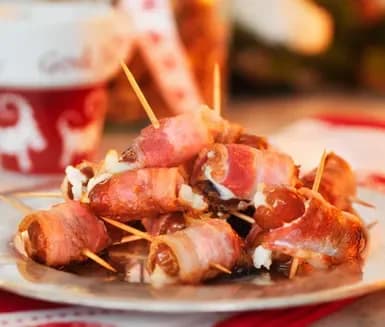 Getostfyllda dadlar med bacon | Recept ICA.se Getostfyllda dadlar med bacon | Recept ICA.se