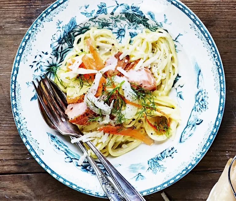 Carbonara med varmrökt lax och fänkålssallad | Recept ICA.se