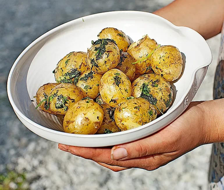 Örtslungad färskpotatis | Recept ICA.se Grillad färskpotatis | Recept ICA.se