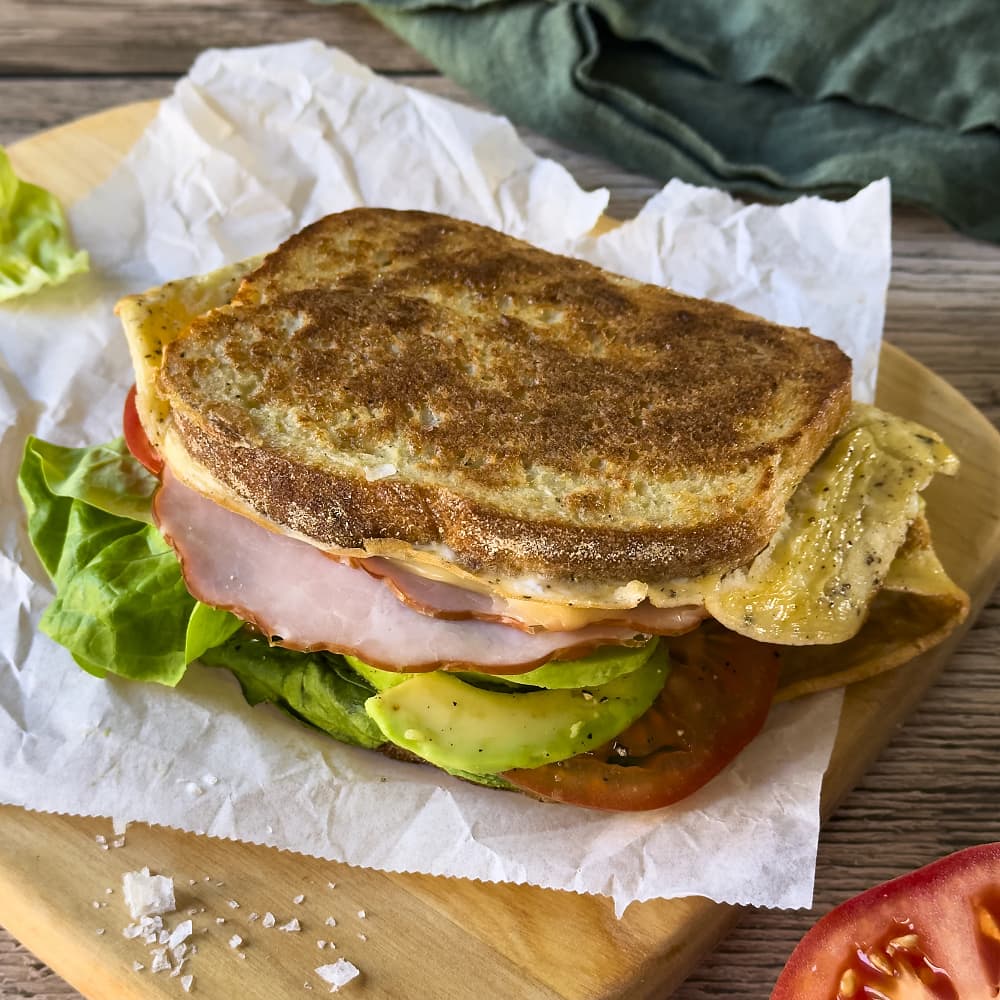 Snabb frukostmacka med stekt ägg och skinka