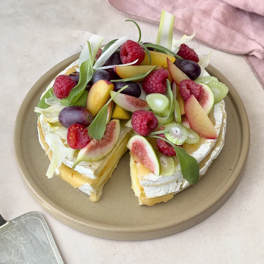 Festlig brietårta med päron- och chilimarmelad