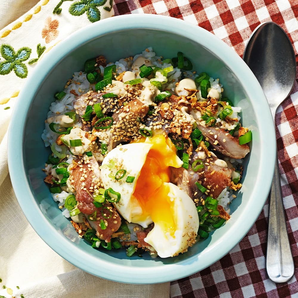 Poké bowl med matjessill och ägg