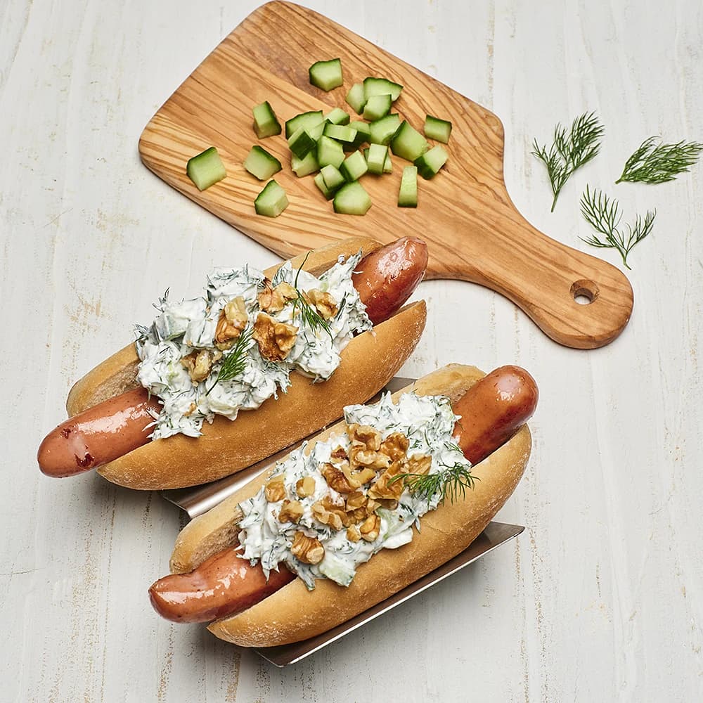 Korv med gurka, yoghurt, dill och valnötter
