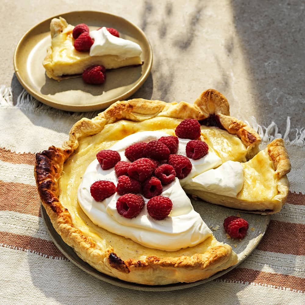 Smördegspaj med vaniljkräm och hallon