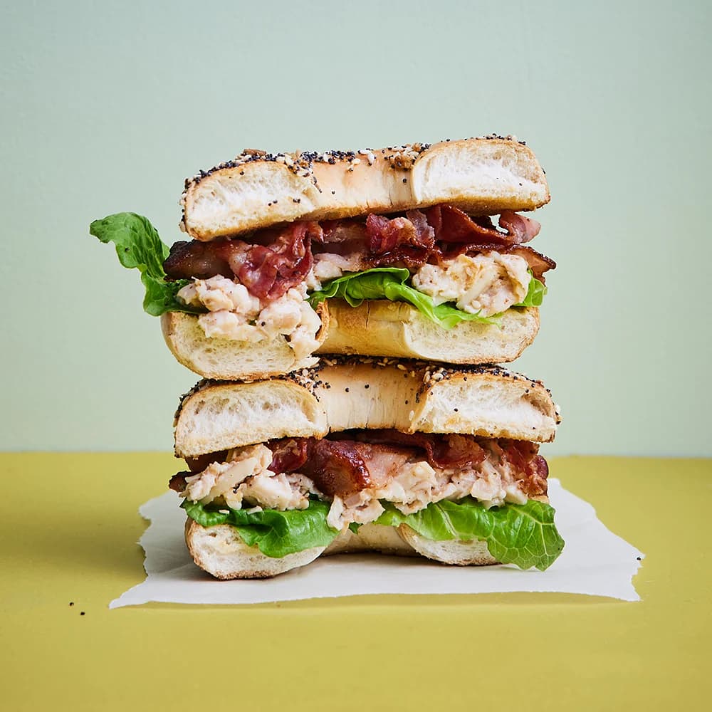 Caesarkycklingröra i bagel med parmesan och bacon