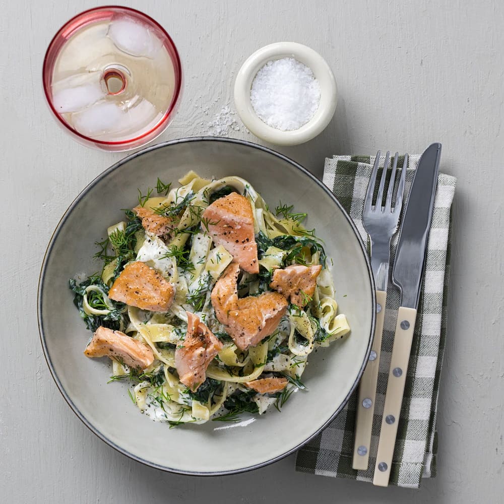 Pasta med regnbågslax, grönkål och citronsås