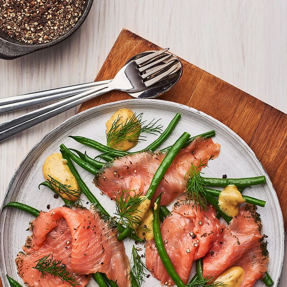Gravad lax med haricots verts, dill och hovmästarsås