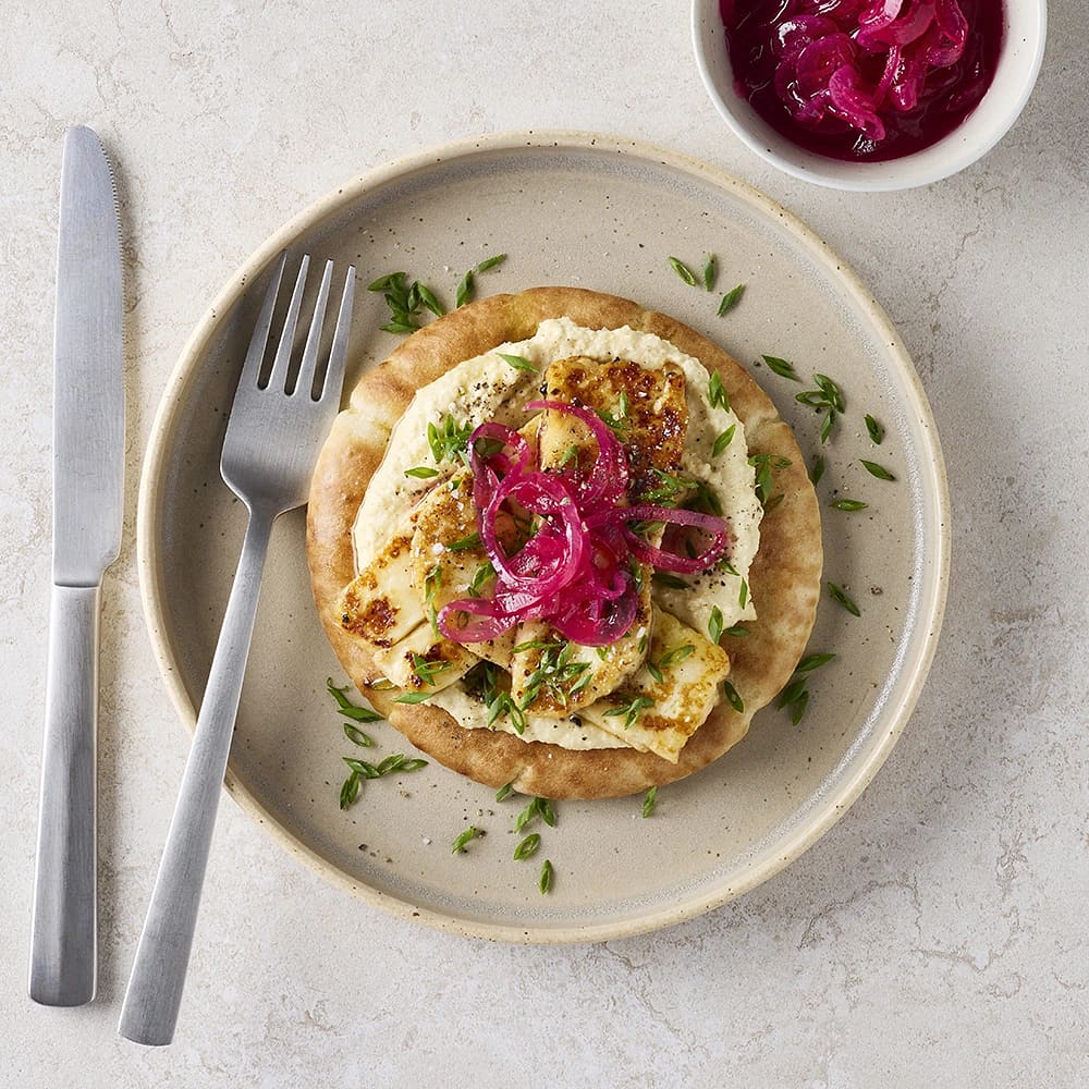 Honungsglacerad tryffelhalloumi med hummus på pitabröd