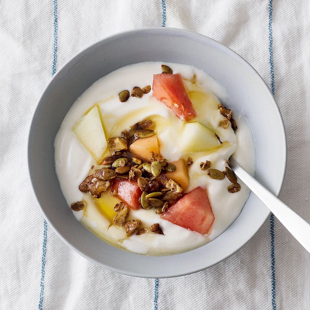 Yoghurt med melon och smörstekt granola
