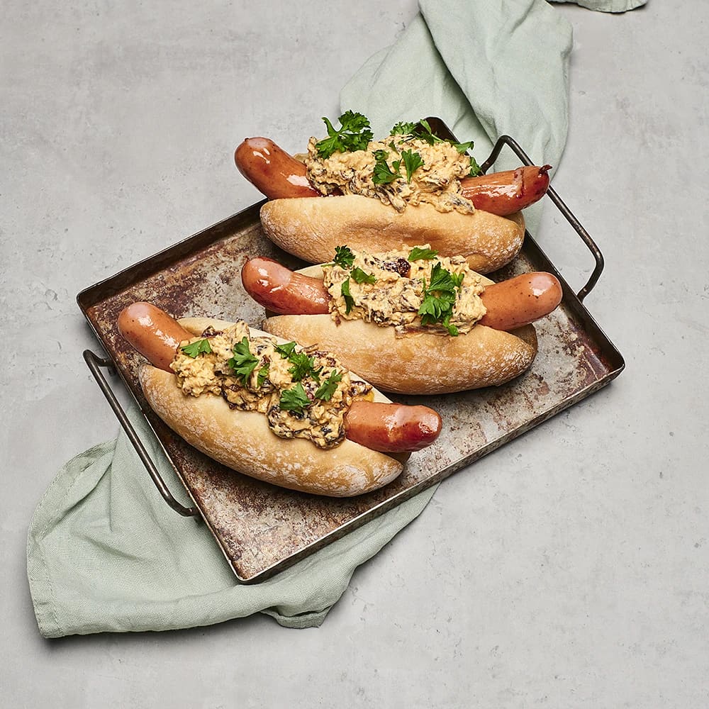 Korv med bröd och vispad crème fraiche med kummistekt rödlök och paprika