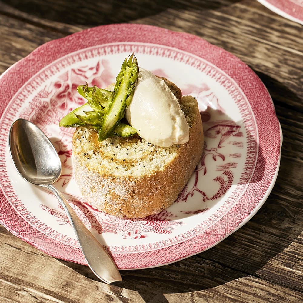Rulltårta med lemoncurd och vaniljmarinerad sparris