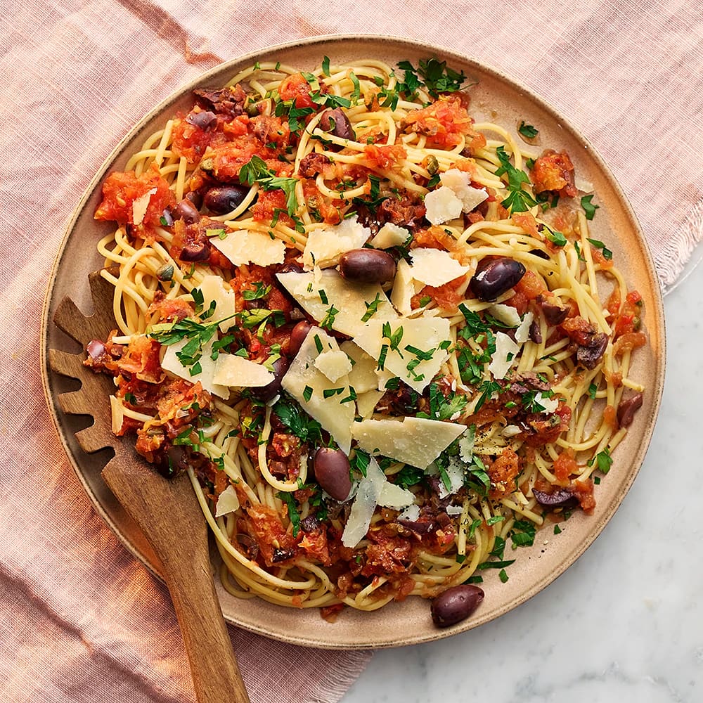 Spaghetti med råriven tomatsås alla vesuviana