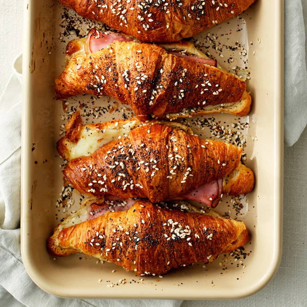 Fylld croissant med ost och skinka