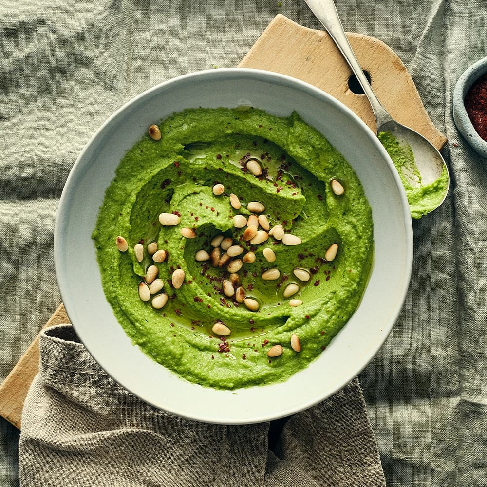 Grön kikärtsröra med pinjenötter och chili