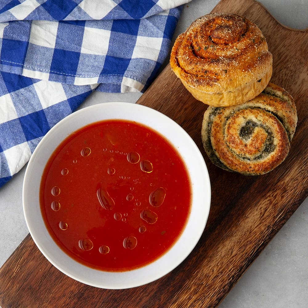 Jätteenkel tomatsoppa med pizzabullar