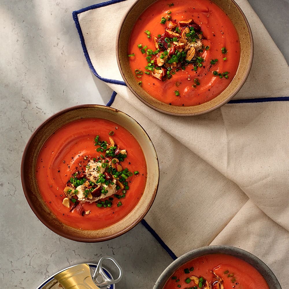 Salmorejo med tonfisk och rostade mandlar