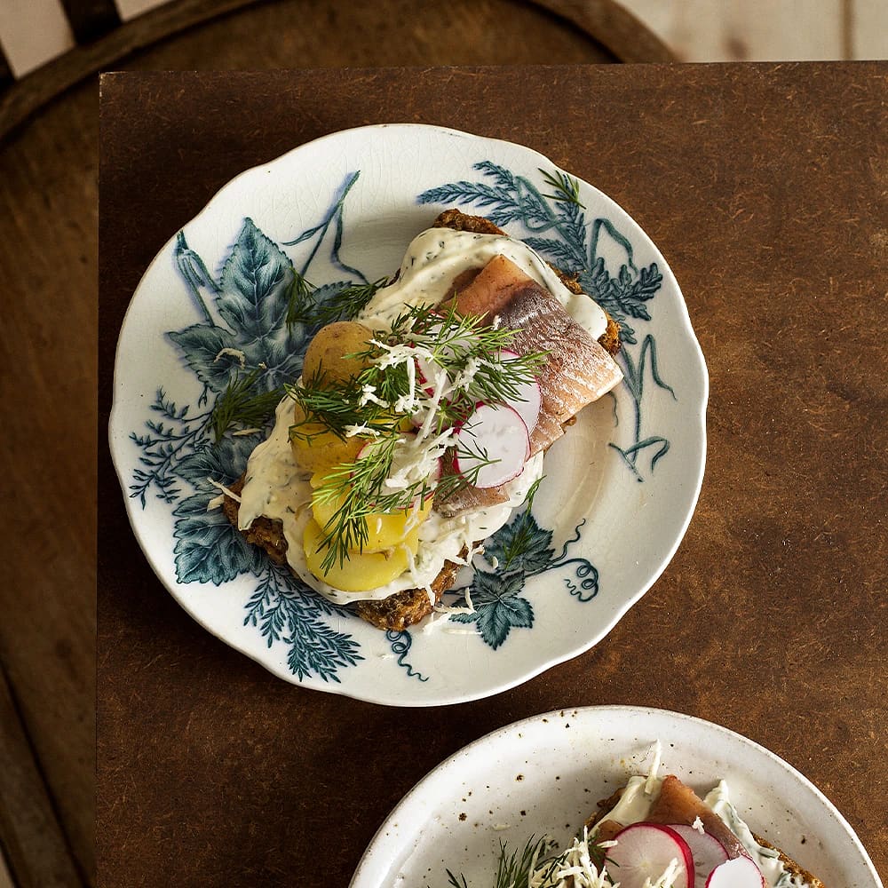 Smörrebröd med matjessill och brynt smör