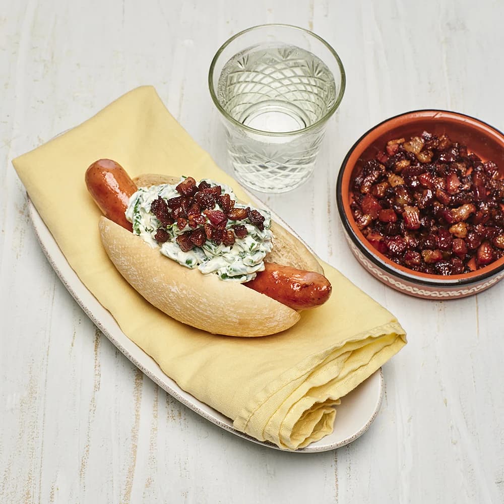 Korv med bröd och gröna bönor med vitlök och baconströssel