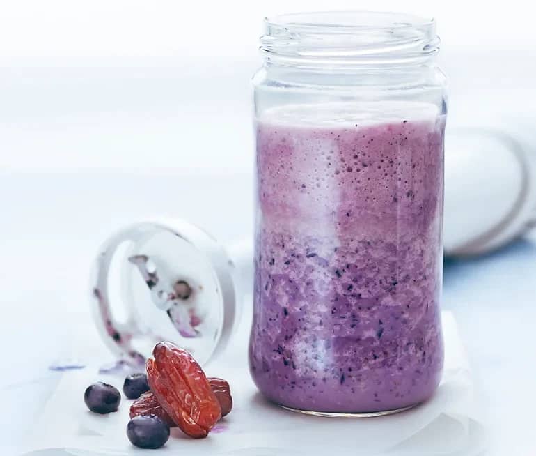 Smoothie med dadlar, blåbär och lime | Recept 