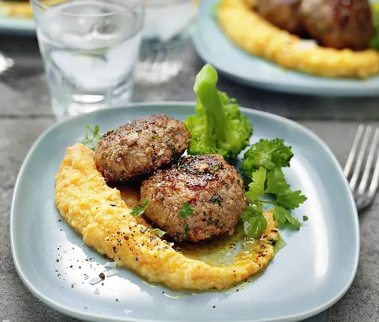 Kalvfärsbiffar och rotfruktspuré med ingefära
