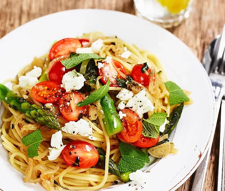 Pasta med schalottenlök, sparris, salvia och feta | Recept 