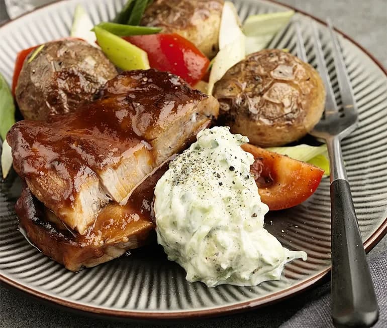 Karré med ugnspotatis och tzatziki