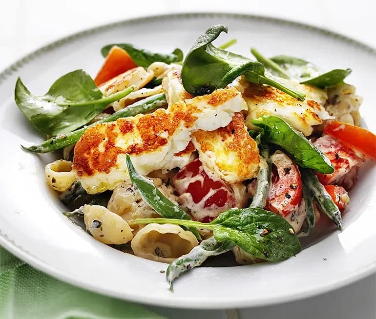 Krämig pasta med halloumi och tomat | Recept 