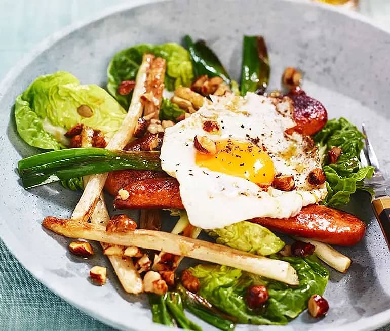 Råstekt vit sparris med kalkonkorv, ägg och brynt citron- och hasselnötssmör