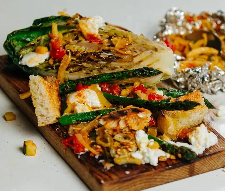 Grillad sallad med sparris, ratatouille och mozzarella