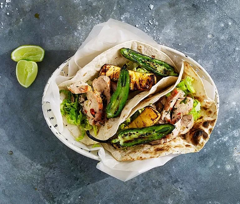 Myntamarinerad kycklingfilé i tortilla med ananas och jalapeño