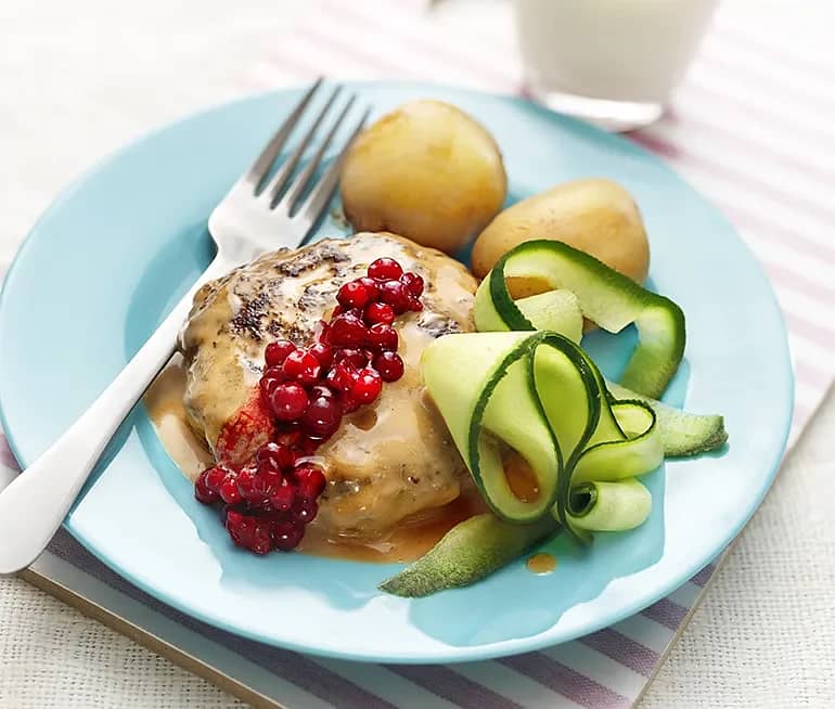 Klassiska biffar med gräddsås och lingon