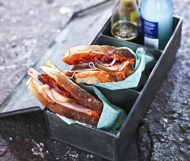 1284 – grillmacka med ajvarcrème, saltgurka och skinka