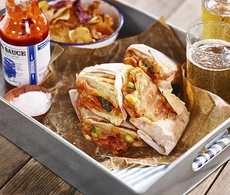 Melbourne BBQ – grillad sub med BBQ-lök, cheddar och sparris