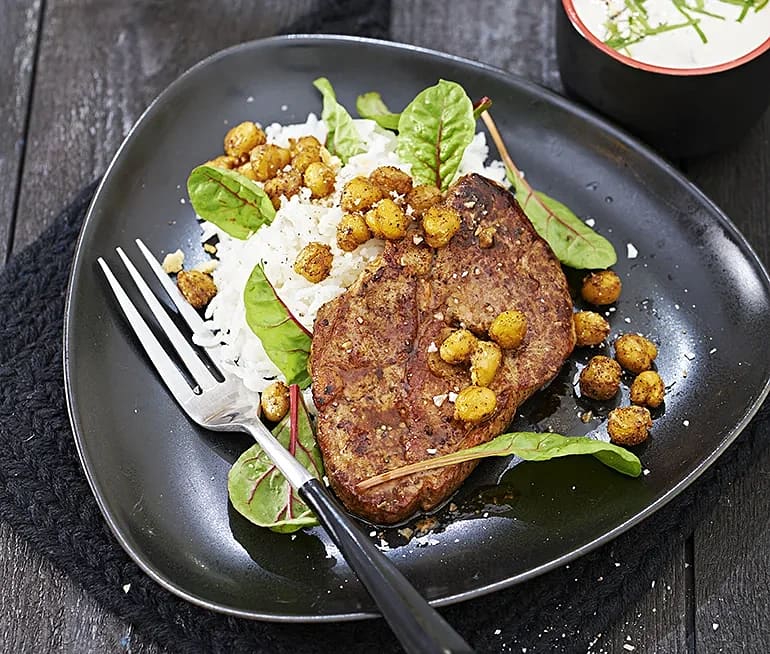 Fläskkarré med kryddrostade kikärtor och myntayoghurt