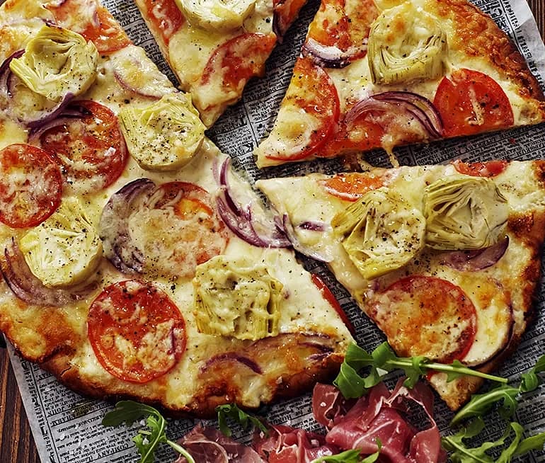 Pizza bianco med kronärtskocka och prosciutto